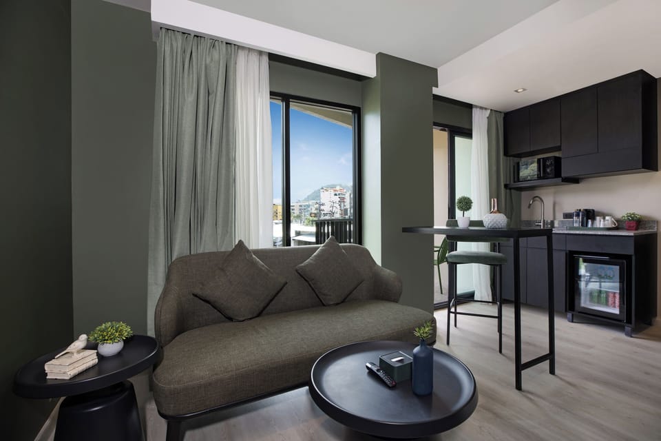 Premier Suite King Room | Living area | Smart TV