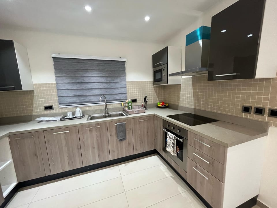 Standard Studio Suite | Private kitchen | Mini-fridge, microwave, stovetop, cookware/dishes/utensils