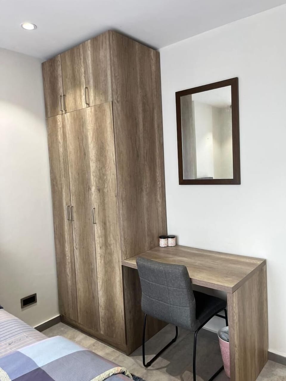 Deluxe Studio Suite | Desk, laptop workspace, WiFi (free)