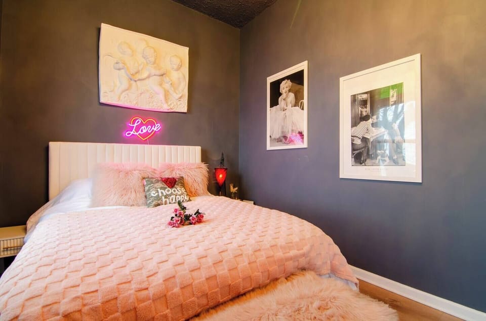 Charming pink room full of warmth