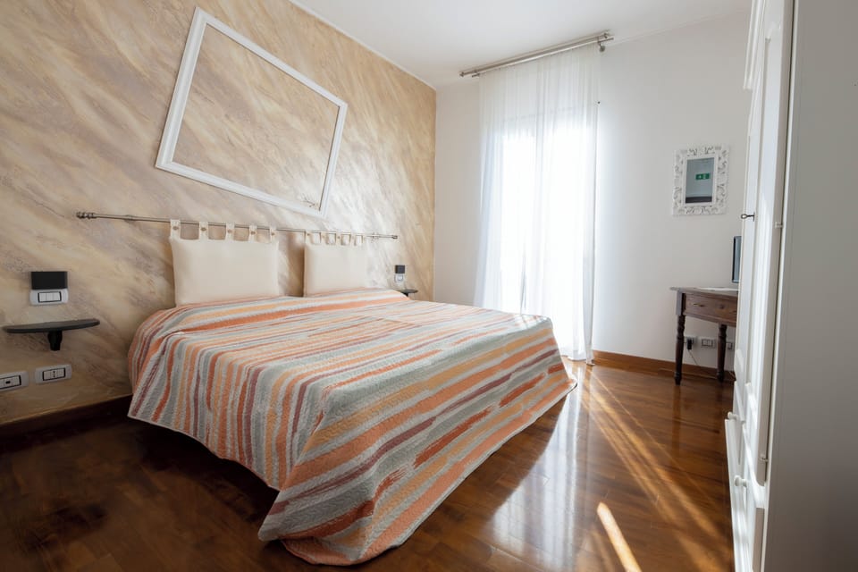 Minibar, desk, WiFi (free)