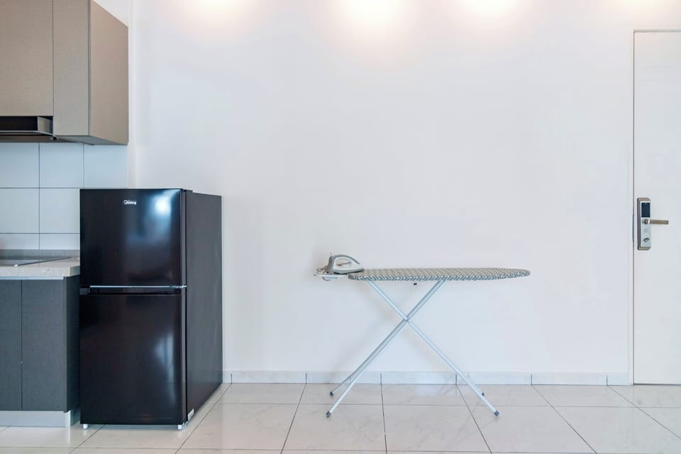 Deluxe Apartment, 1 King Bed, City View | Iron/ironing board