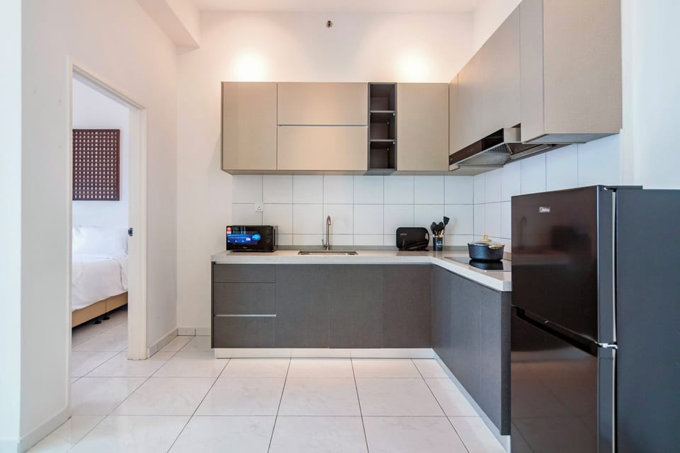 Deluxe Apartment, 1 King Bed, City View | Private kitchen | Fridge, microwave, stovetop, cookware/dishes/utensils