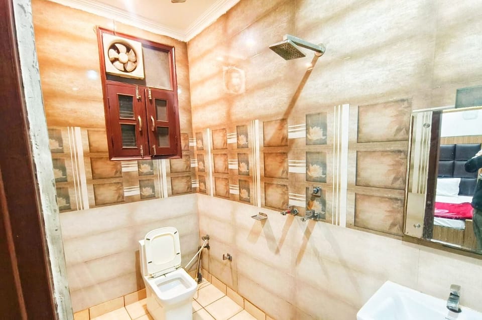 Deluxe Room | Bathroom | Shower, towels, toilet paper