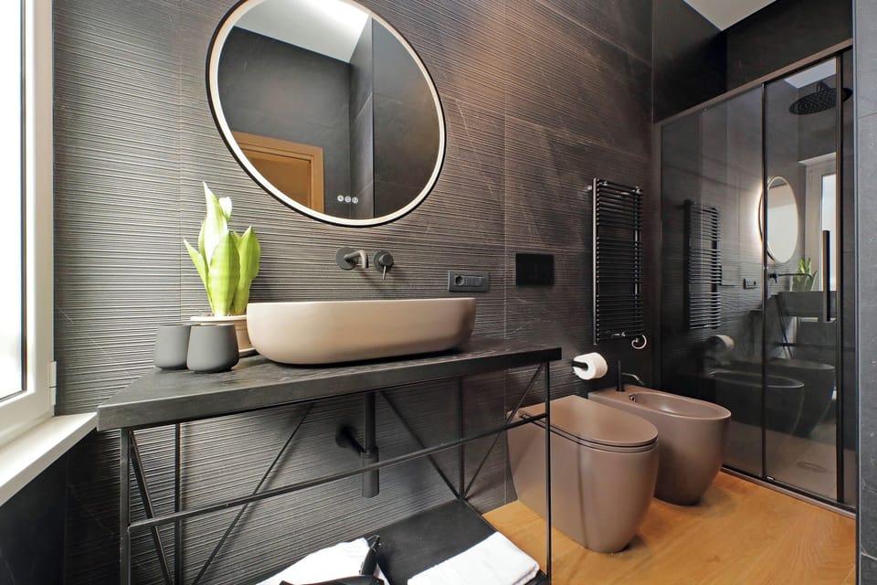 Superior Double Room, Courtyard View | Bathroom | Shower, free toiletries, hair dryer, bidet