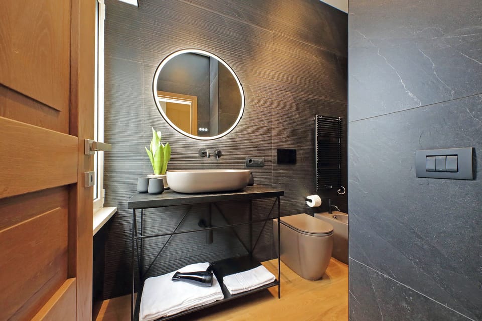 Superior Double Room, Courtyard View | Bathroom | Shower, free toiletries, hair dryer, bidet