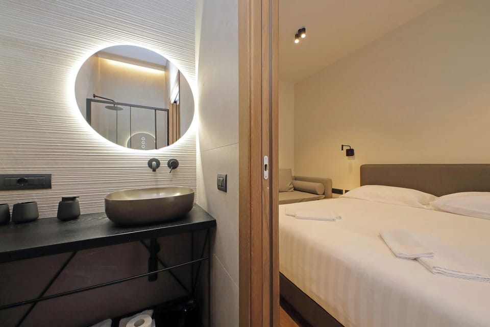Comfort Double Room | Bathroom | Shower, free toiletries, hair dryer, bidet