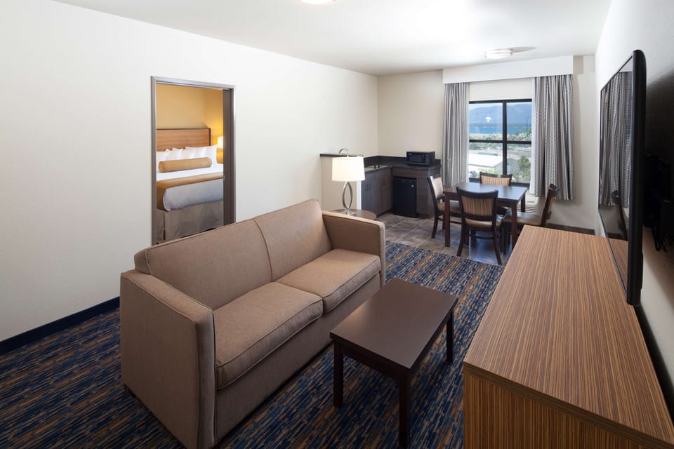 Traditional Suite, 1 King Bed with Sofa bed, Accessible | Private kitchen | Fridge, microwave, coffee/tea maker