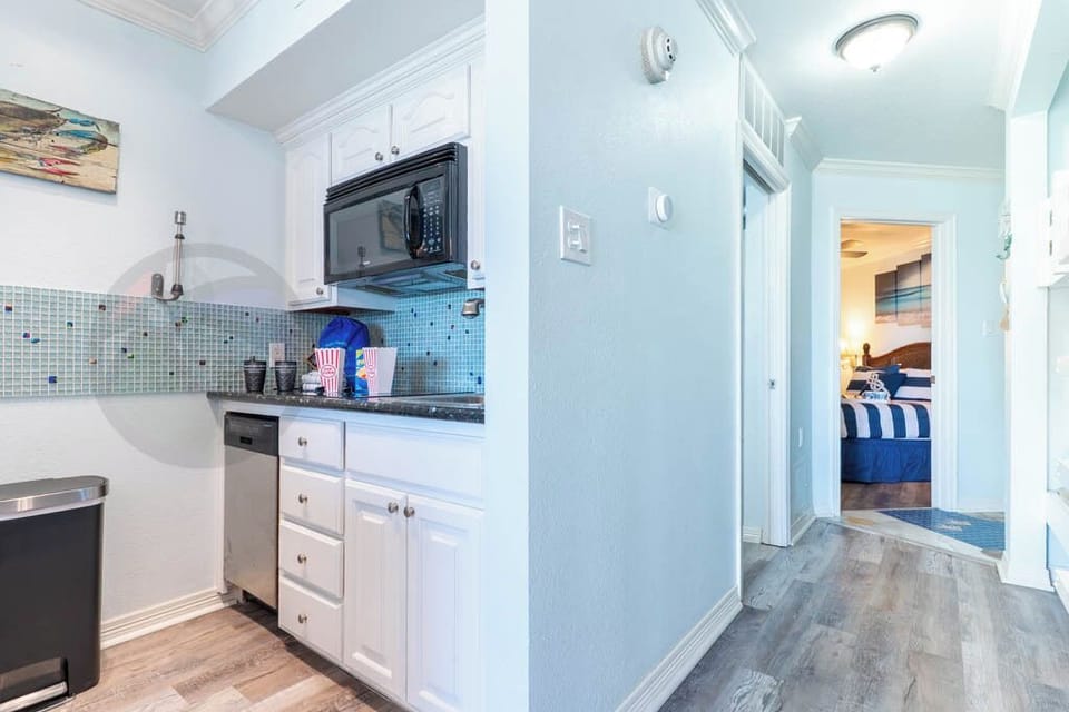 Well equipped kitchen across from dinette