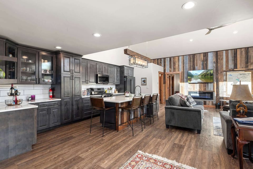 Every kitchen tool you could ever need, plus a modern design that inspires creativity—this kitchen is ready for every recipe. 
