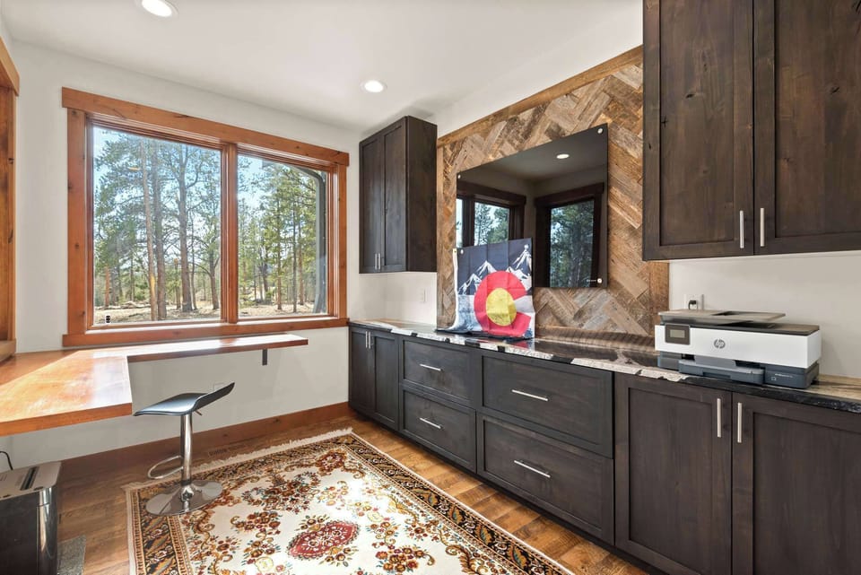The perfect blend of productivity and peace. Who wouldn’t want to work here?