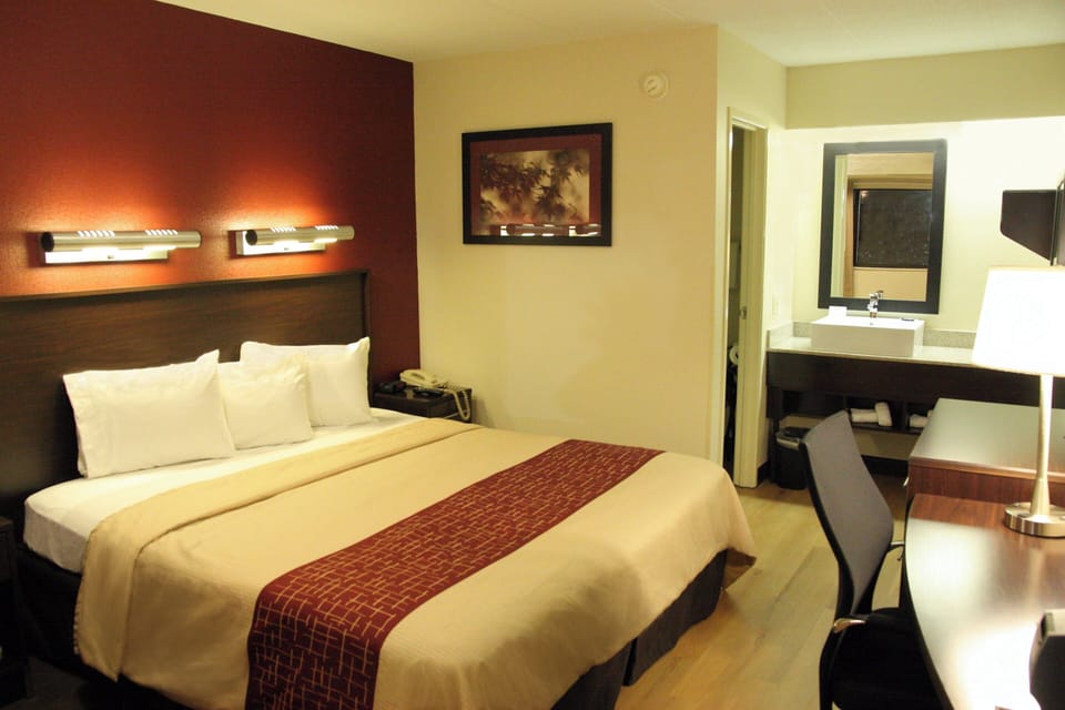 Standard Room, 1 King Bed (Smoke Free) | Premium bedding, in-room safe, desk, laptop workspace