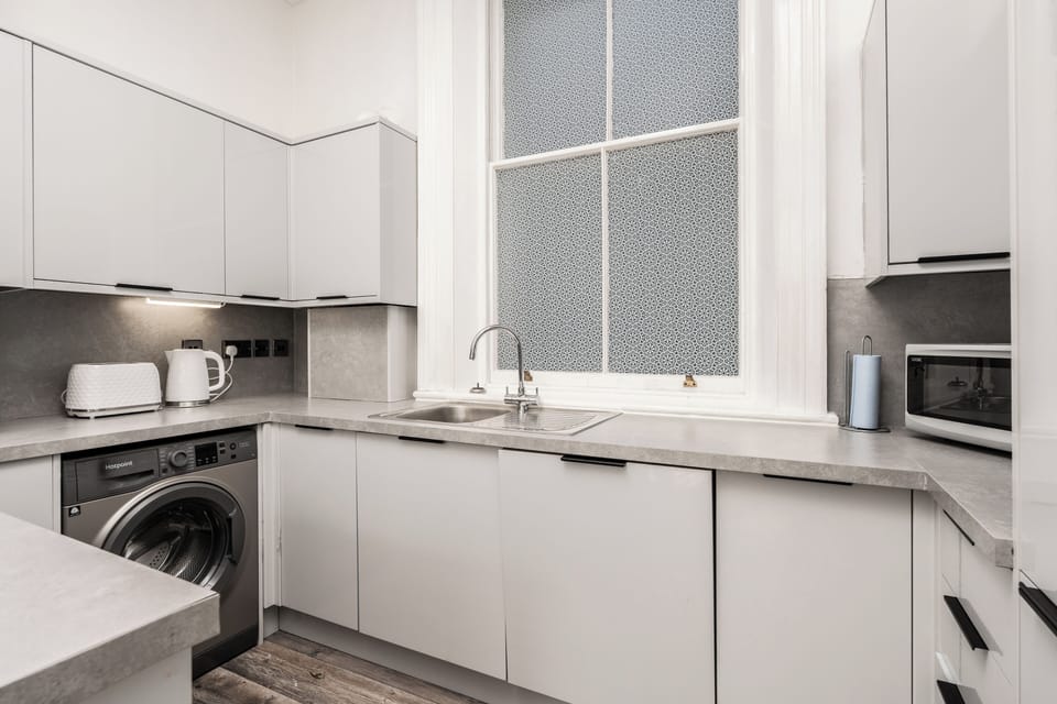 The fully fitted kitchen includes everything you need for a comfortable stay, complete with modern appliances and a washing machine for added convenience.
