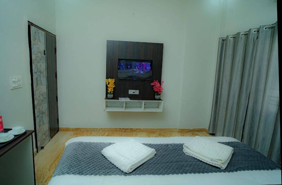 Deluxe Room, 1 Double Bed, Hill View, Mountainside | Free WiFi