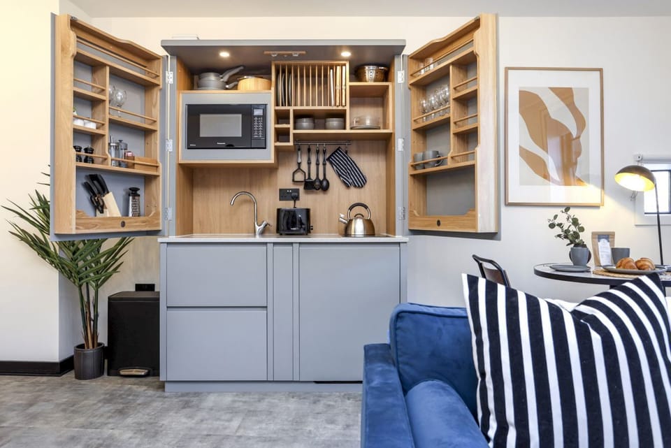 Studio with bed and kitchen
