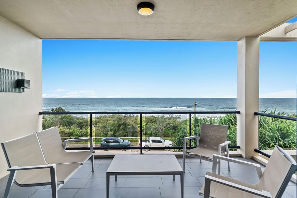 Relaxing private balcony, watch the whales go by!