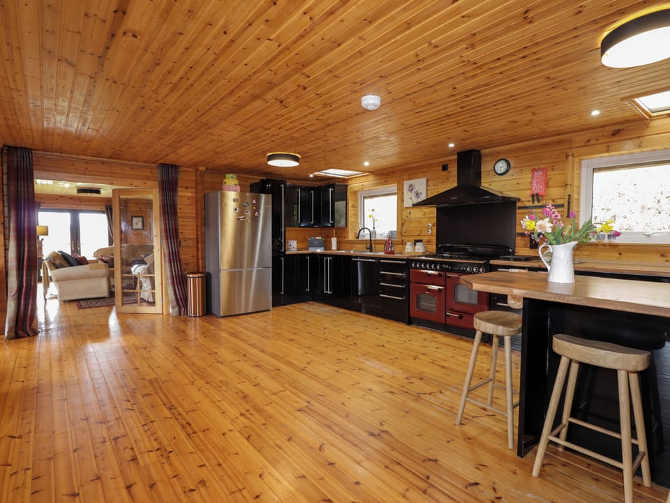 Fridge, microwave, dishwasher, cookware/dishes/utensils