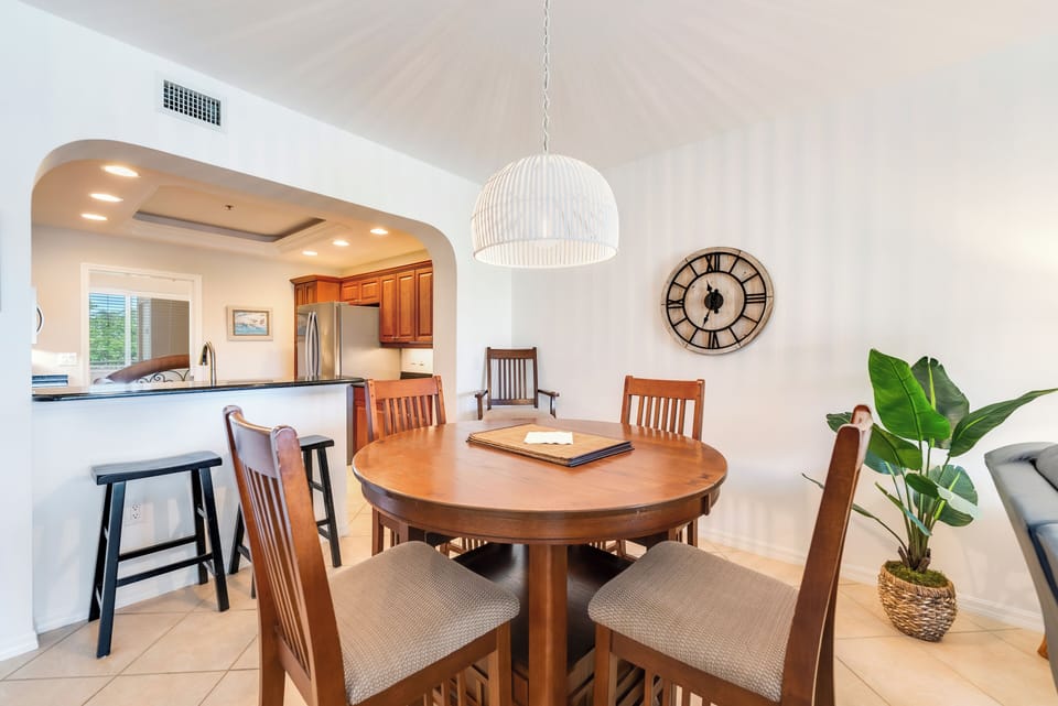 Bella Lago 532 dining area