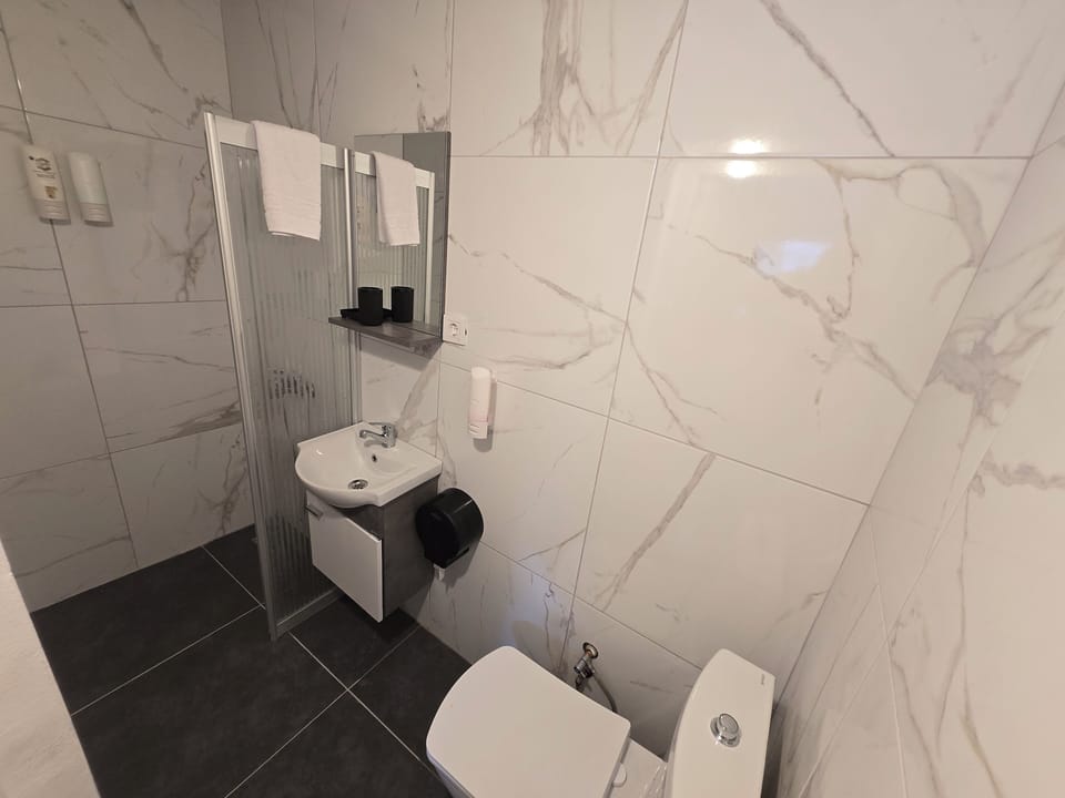 Cabin | Bathroom | Shower, free toiletries, hair dryer, slippers