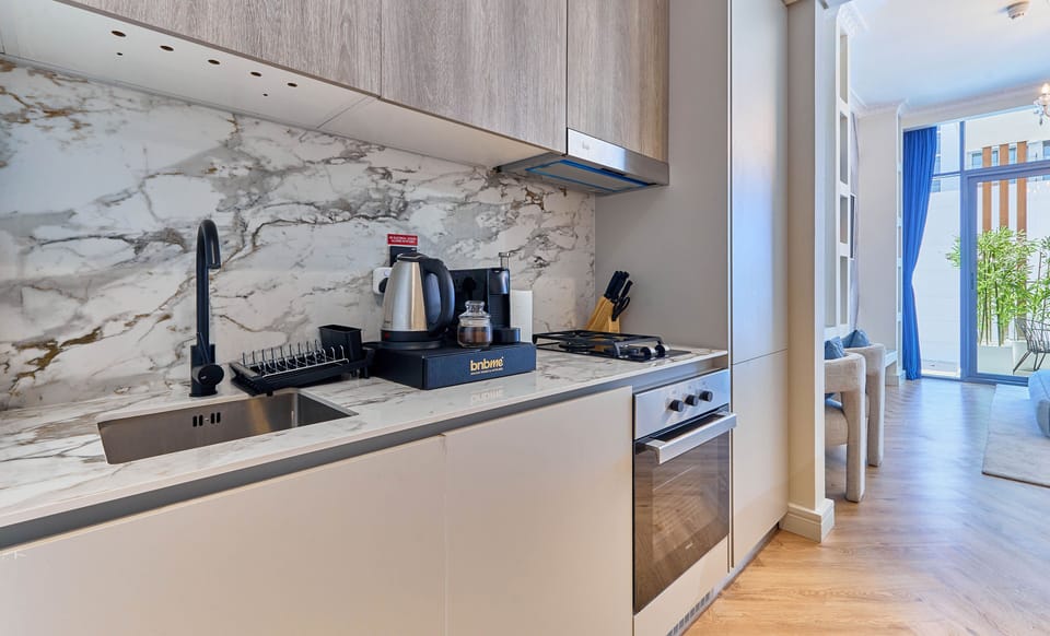 Superior Studio, City View | Private kitchen | Fridge, microwave, oven, stovetop