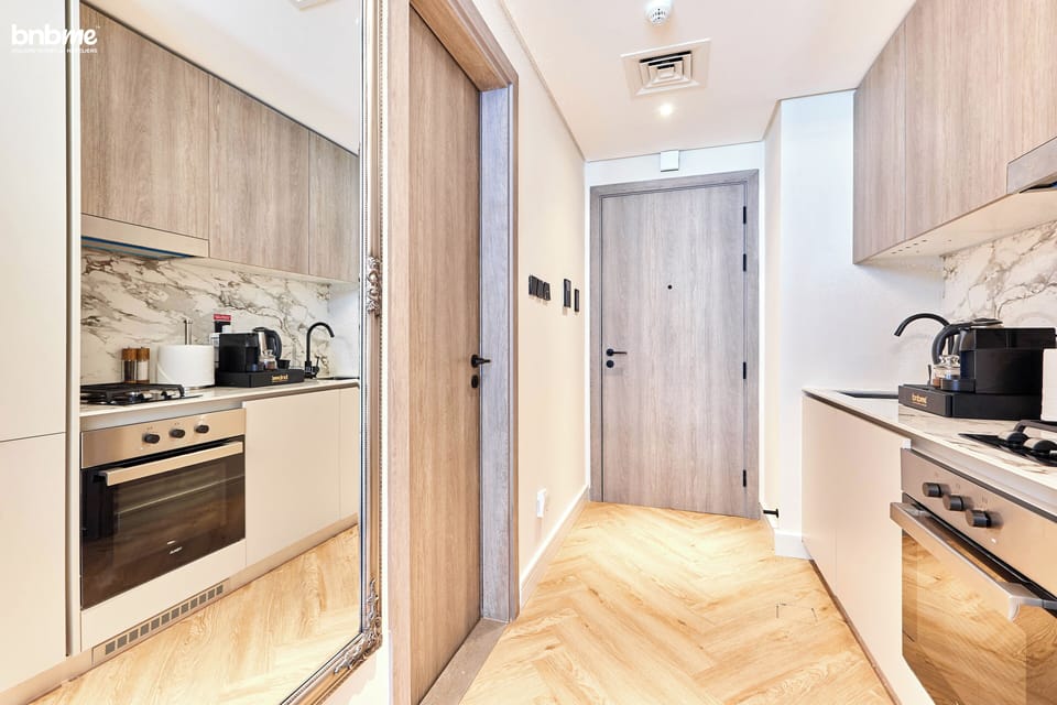 Superior Studio, City View | Private kitchen | Fridge, microwave, oven, stovetop