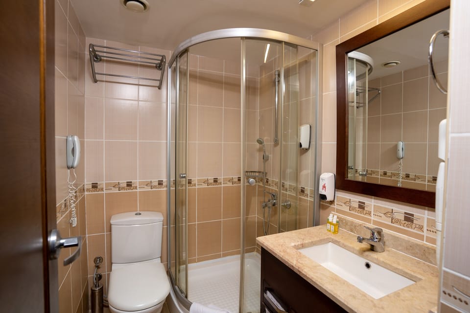 Family Room | Bathroom | Free toiletries, hair dryer, towels, soap