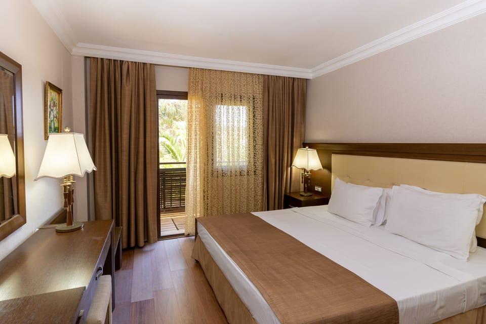 Club Room | Premium bedding, in-room safe, bed sheets