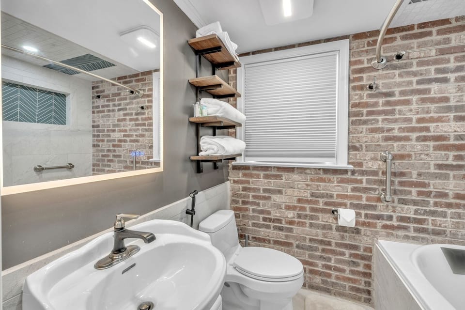 Upscale Escape Game Room & Spa-like Baths 4 Bedroom Home House in Richmond