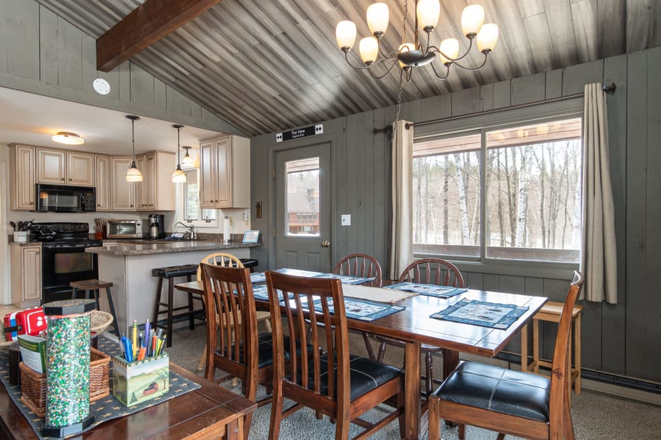 Cabin, 4 Bedrooms | Dining