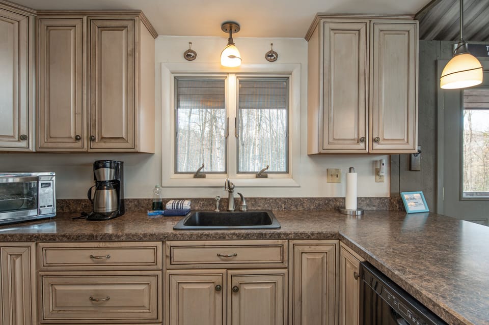 Cabin, 4 Bedrooms | Private kitchen | Coffee/tea maker, fridge, oven, electric kettle