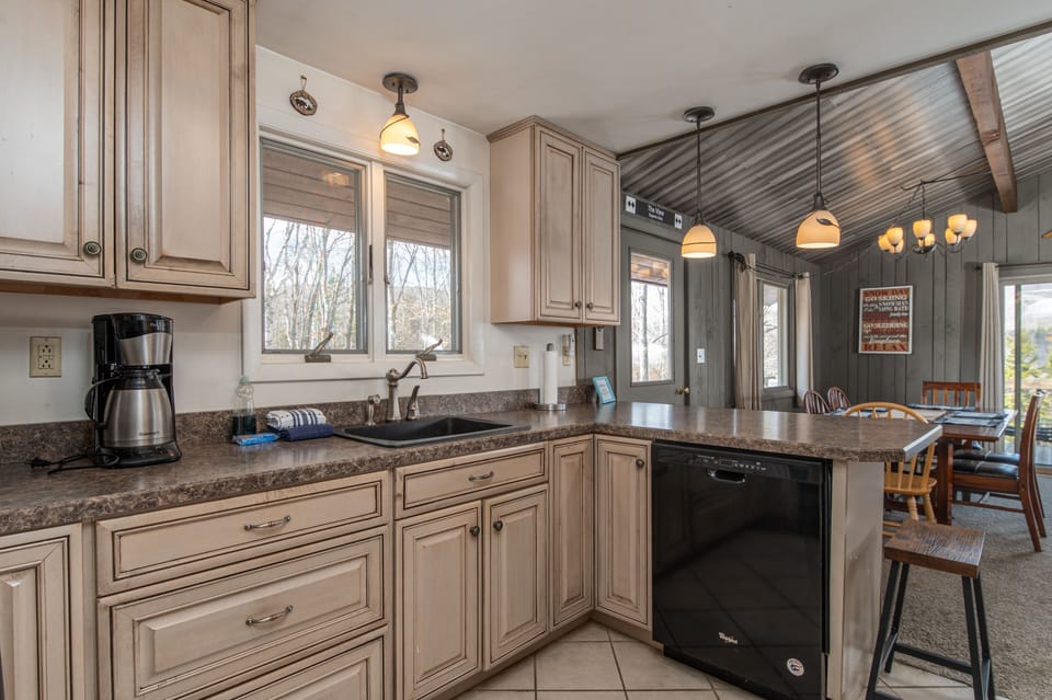 Cabin, 4 Bedrooms | Private kitchen | Coffee/tea maker, fridge, oven, electric kettle