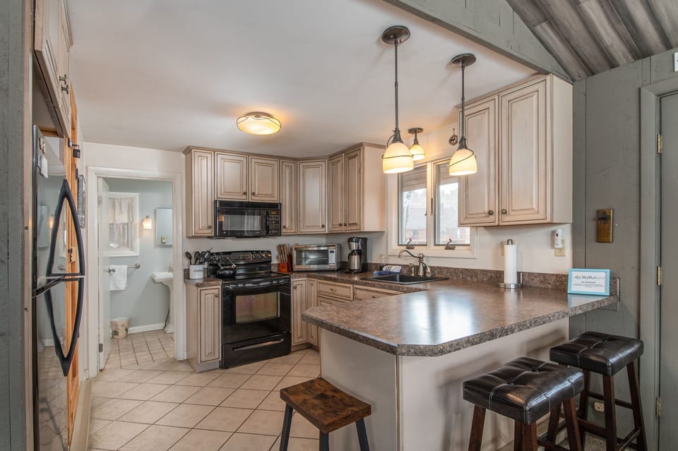 Cabin, 4 Bedrooms | Private kitchen | Coffee/tea maker, fridge, oven, electric kettle