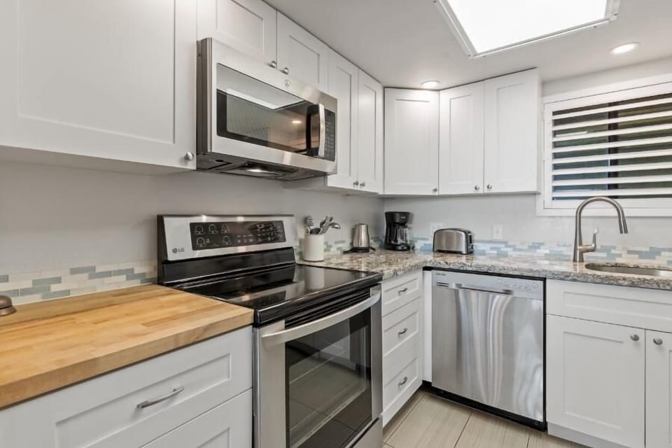 Condo, 2 Bedrooms | Private kitchen