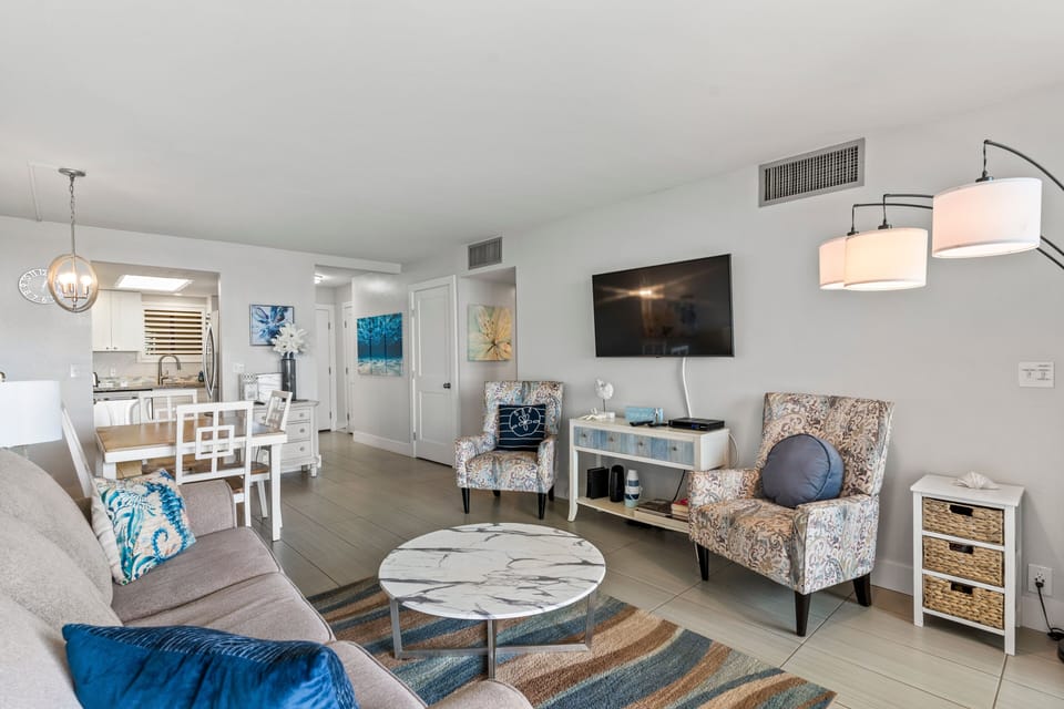 Condo, 2 Bedrooms | Living area