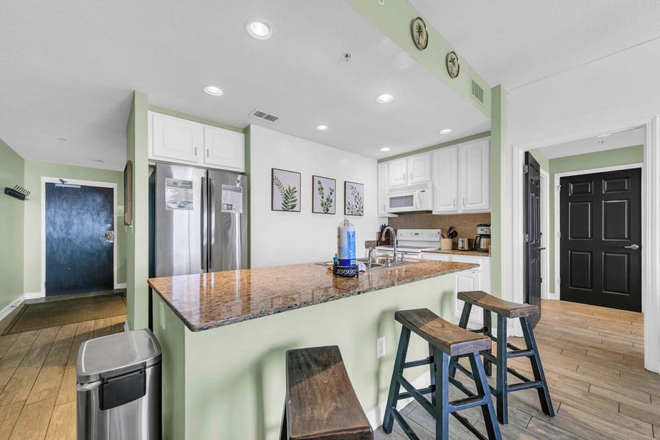 Eat-in kitchen bar