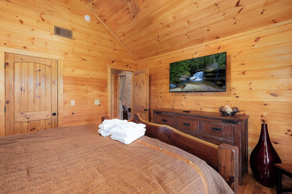Coppertree Getaway - Upper Level King Suite