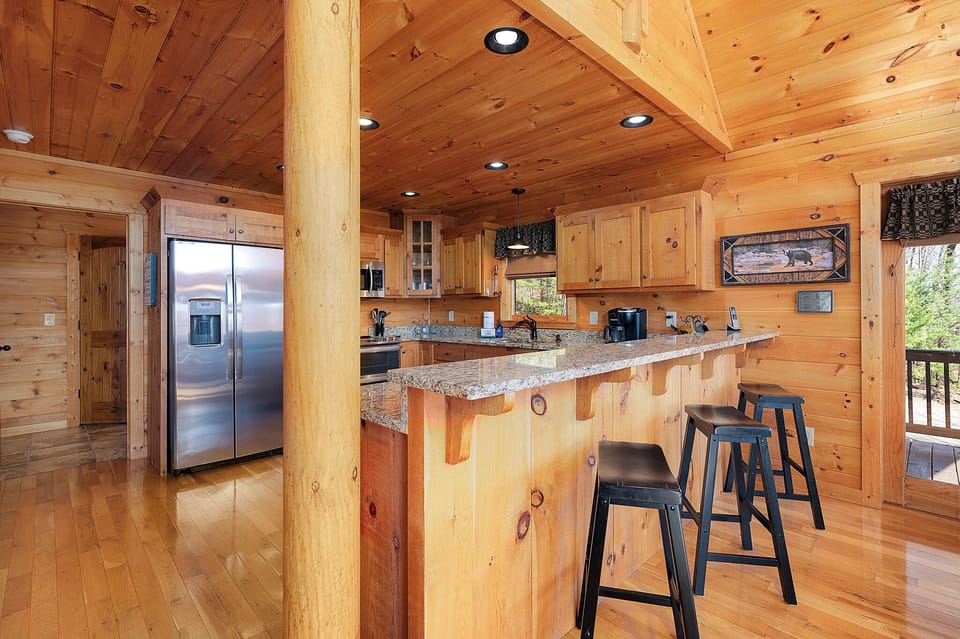 Coppertree Getaway - Kitchen Island seating for 3