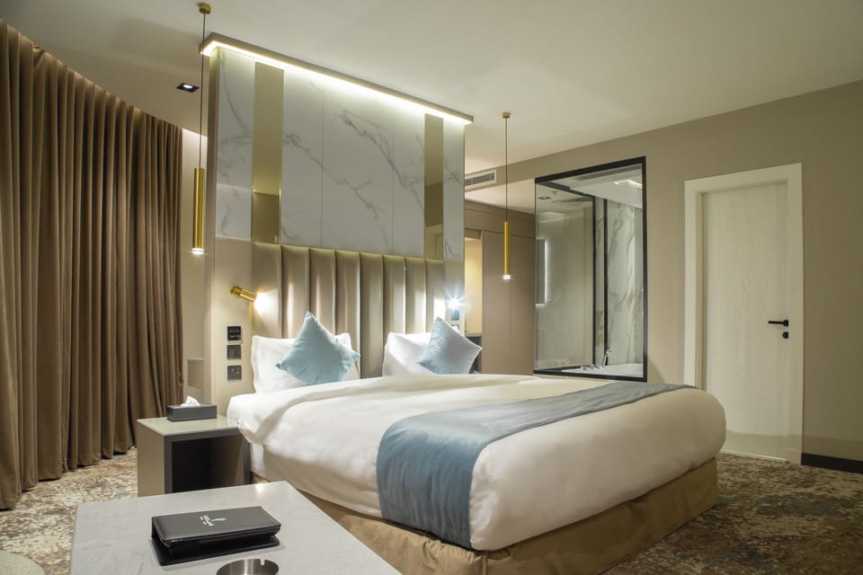 Business Suite | In-room safe, laptop workspace, blackout drapes, iron/ironing board