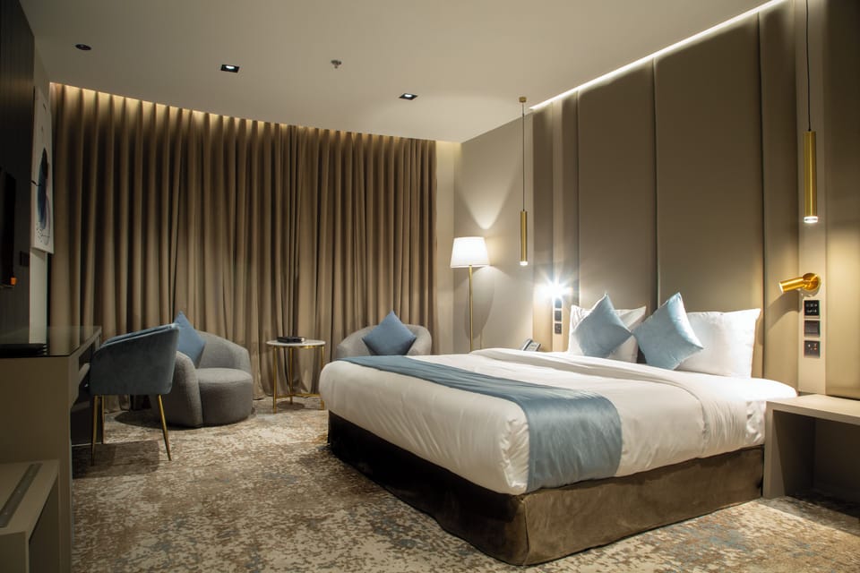 Studio Suite | In-room safe, laptop workspace, blackout drapes, iron/ironing board