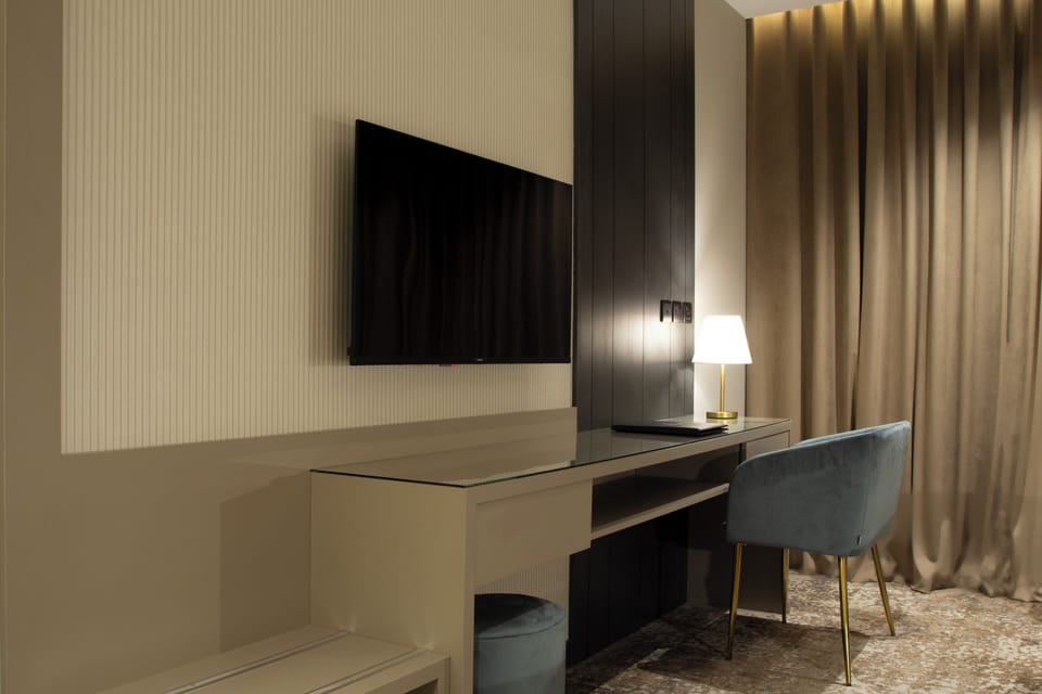 Twin Room | In-room safe, laptop workspace, blackout drapes, iron/ironing board
