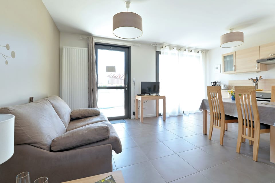 Comfort Studio, Garden View | Living area | 64-cm flat-screen TV with digital channels