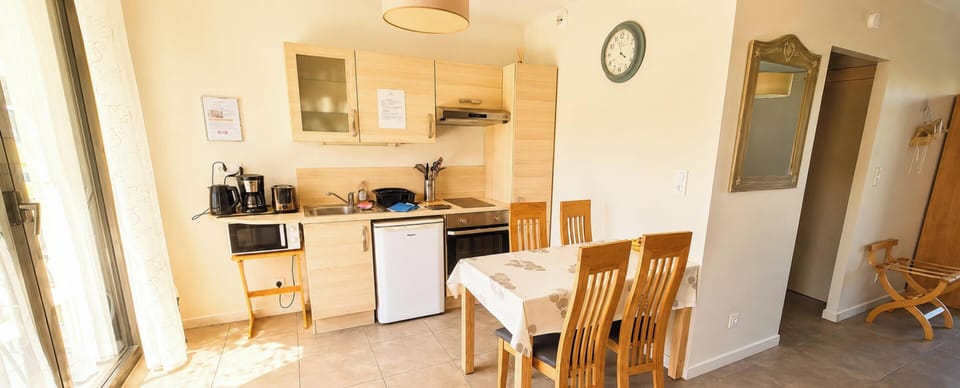 Comfort Studio, Garden View | Living area | 64-cm flat-screen TV with digital channels
