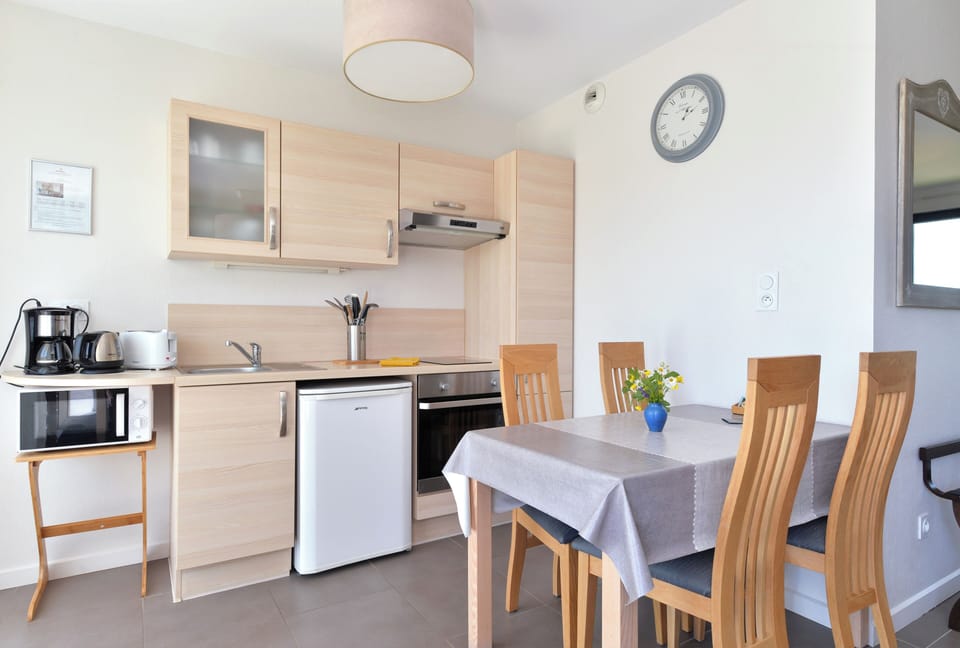 Fridge, coffee/tea maker, electric kettle, highchair