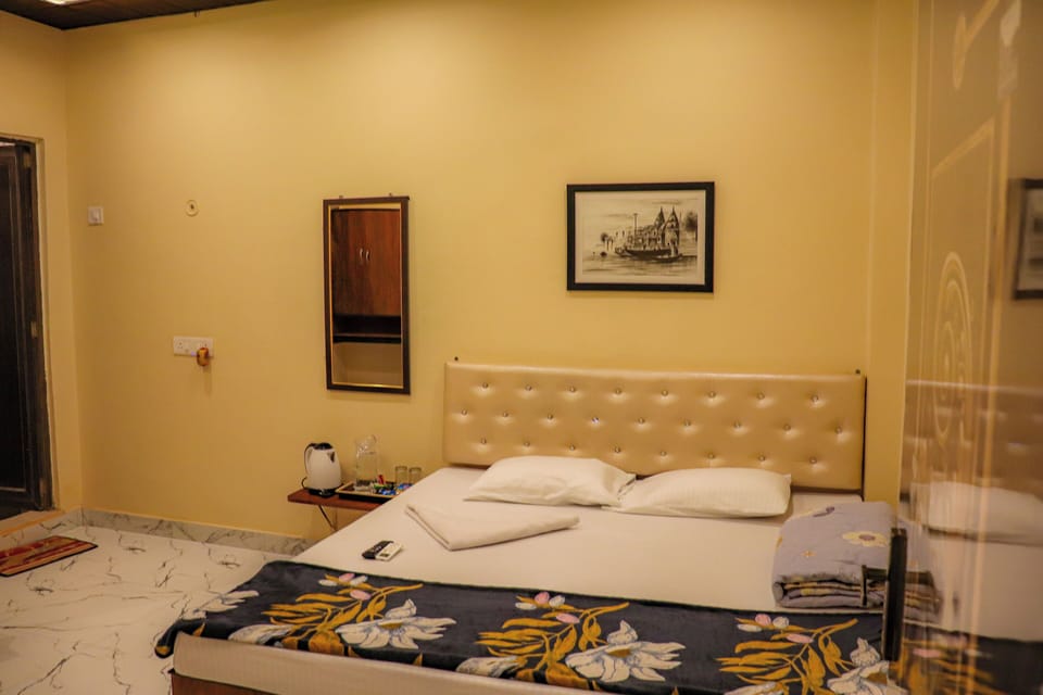 Deluxe Room | Iron/ironing board, free WiFi