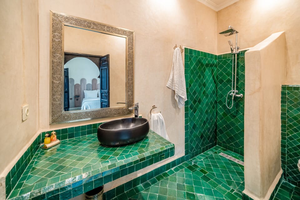 Deluxe Double Room, Courtyard View | Bathroom | Shower, towels, soap, shampoo
