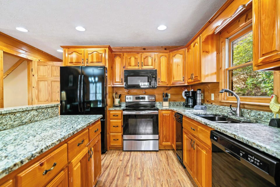 Cabin, Multiple Beds, Hot Tub, Mountain View (Peace of Paradise) | Private kitchen | Fridge, microwave, oven, stovetop