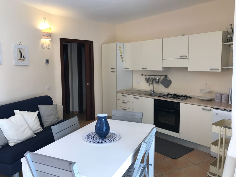 Classic Apartment | Private kitchen | Fridge, stovetop, cookware/dishes/utensils