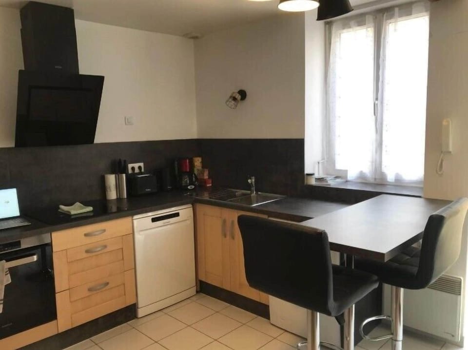 Basic Apartment, City View | Private kitchen