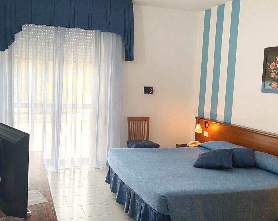 Comfort Double or Twin Room, Balcony | In-room safe, desk, laptop workspace, blackout drapes