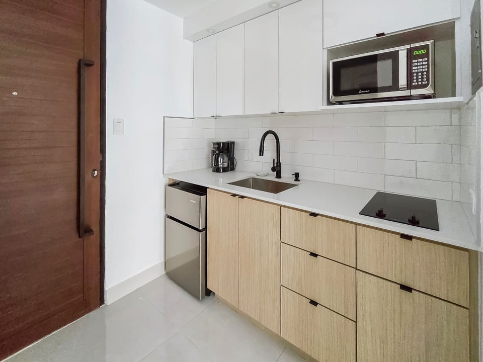 Modern Compact, and Funcional Kitchen for your Meals.
